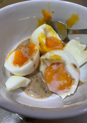 Foto resep Telur 1/2 matang dengan salad dressing wijen sangrai
