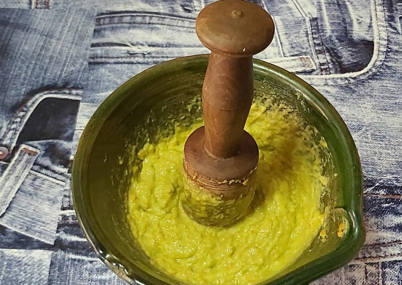 Alioli con zanahoria y aguacate en mortero