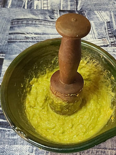 Una foto de Alioli con zanahoria y aguacate en mortero
