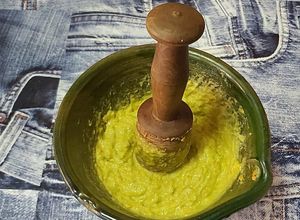 Foto principal de Alioli con zanahoria y aguacate en mortero