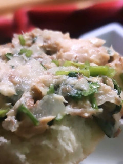 Una foto de Jurel tipo Salmón con Cebolla y Cilantro