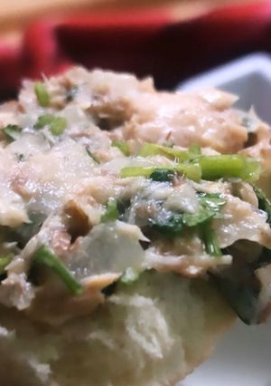 Una foto de Jurel tipo Salmón con Cebolla y Cilantro