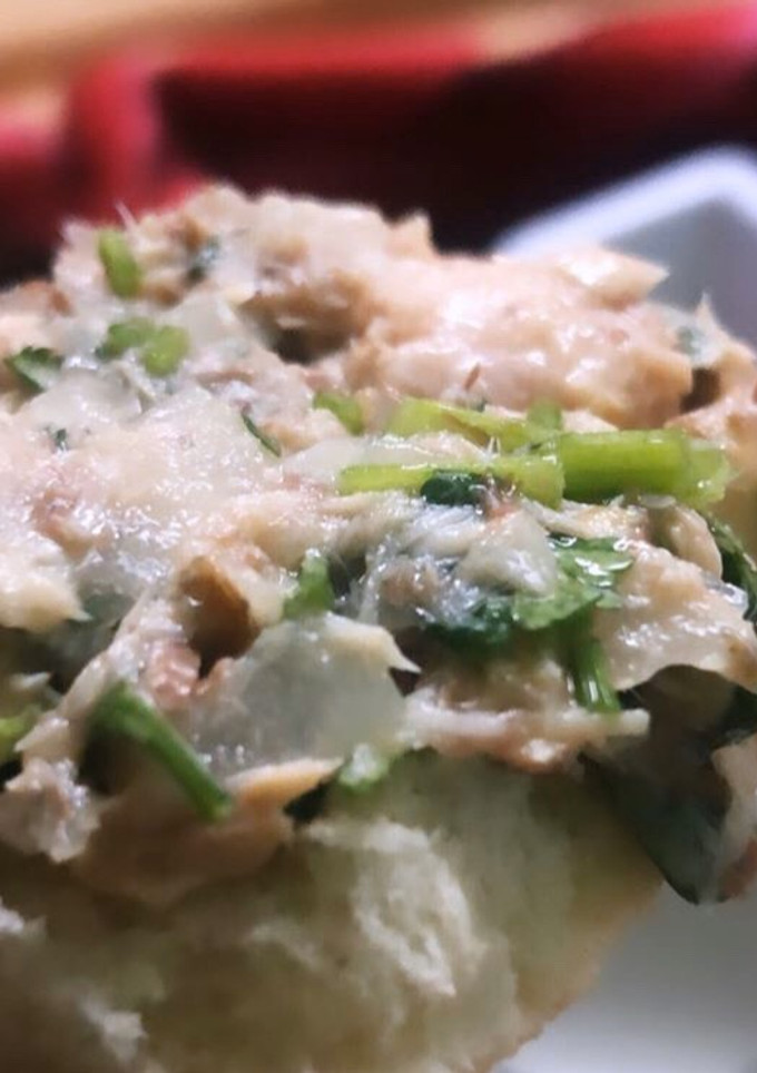 Una foto de Jurel tipo Salmón con Cebolla y Cilantro