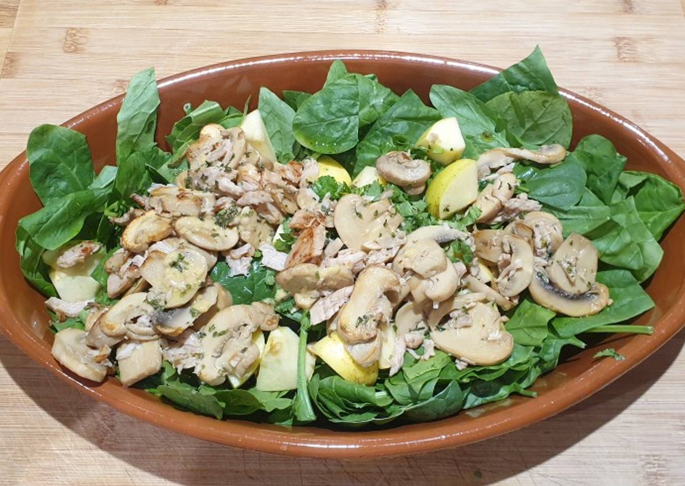 Ensalada de espinacas, manzana y pollo