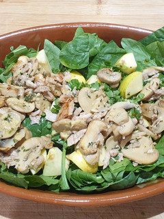 Una foto de Ensalada de espinacas, manzana y pollo