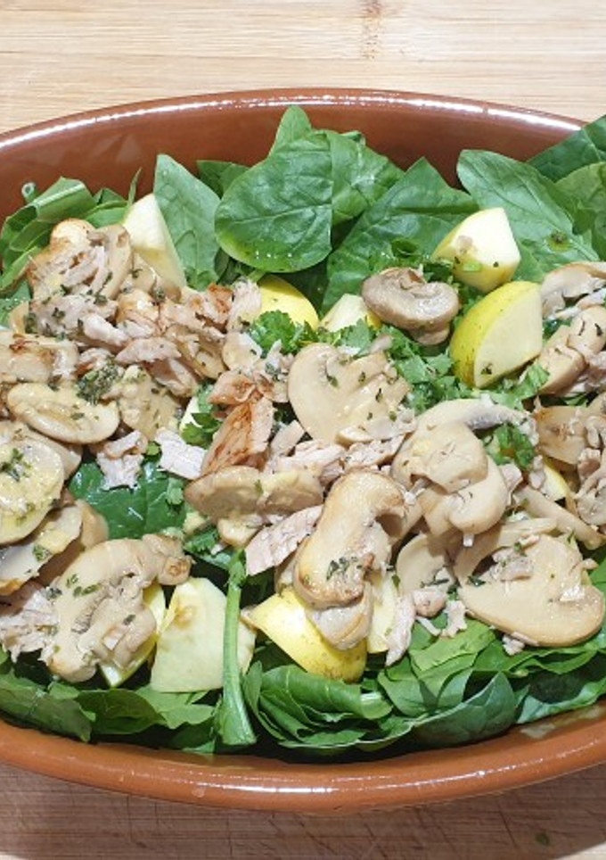 Una foto de Ensalada de espinacas, manzana y pollo