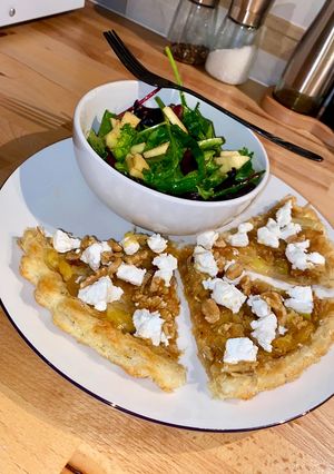 Une photo de Tarte aux poireaux façon tatin avec du chèvre frais