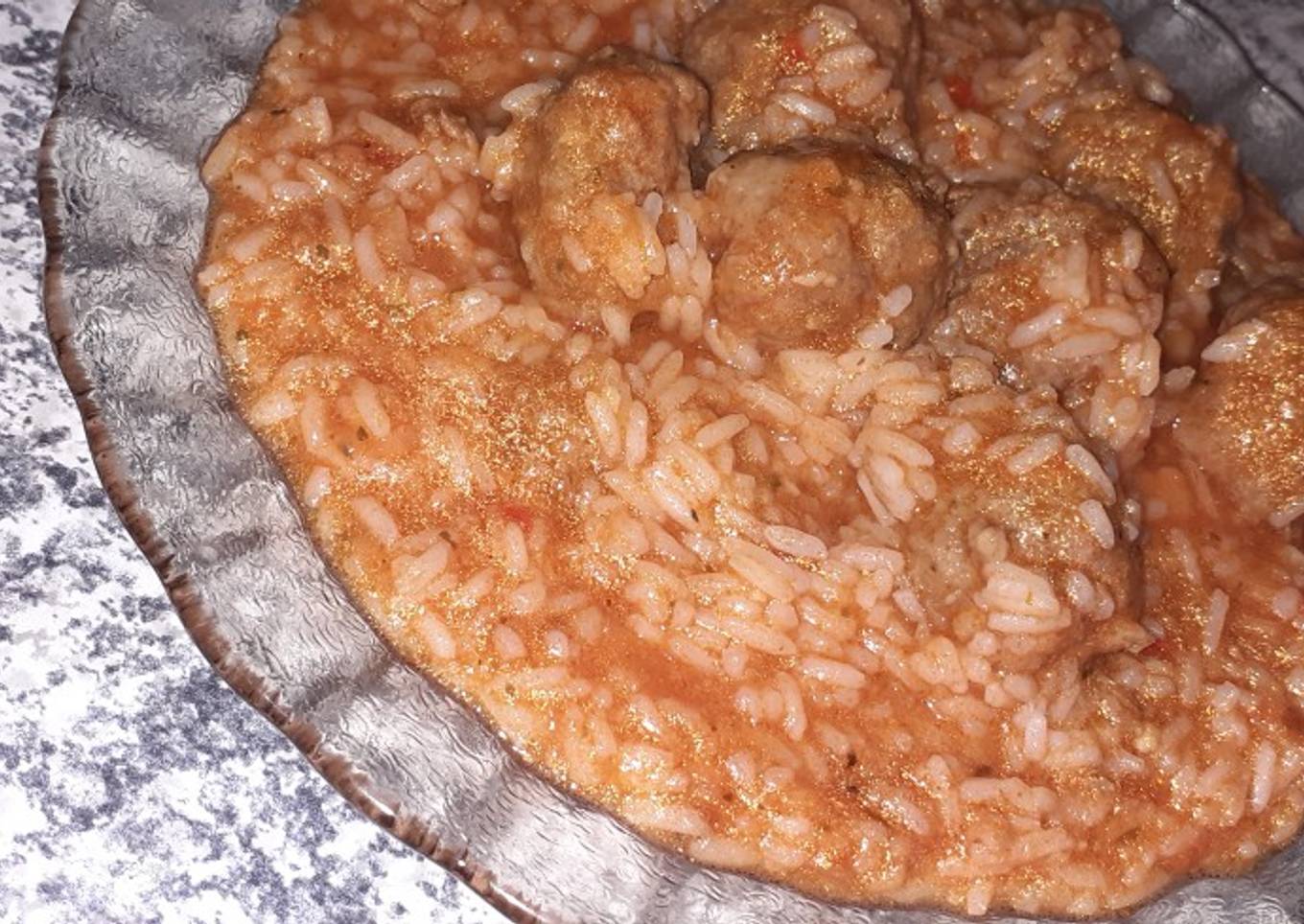 Arroz con salsa y albóndigas