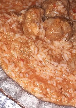 Una foto de Arroz con salsa y albóndigas