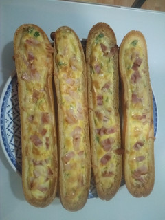 Una foto de Barquitas de huevo, nata y bacon