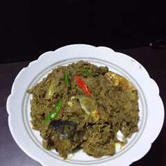 Una foto de ইলিশ দিয়ে কচু শাক (ilish diye kochu saag recipe in Bengali)
