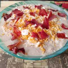 Una foto de Crema fría de espárragos con almendras, jamón y huevo