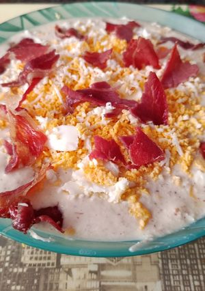 Una foto de Crema fría de espárragos con almendras, jamón y huevo