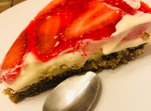 Una foto de Keto - Tarta de frutillas 🤗🤗🤗 #sinharina #sinazucar#yococinoencasa