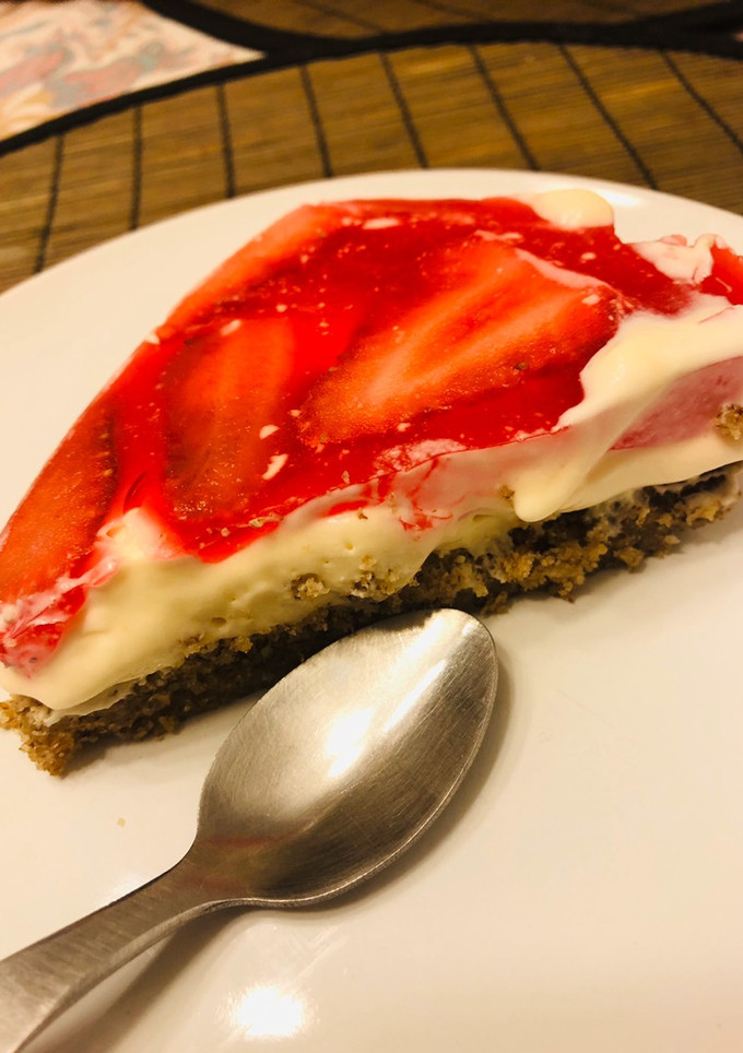 Una foto de Keto - Tarta de frutillas 🤗🤗🤗 #sinharina #sinazucar#yococinoencasa