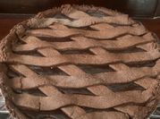 Una foto di crostata al cioccolato