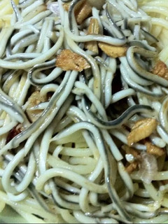 Una foto de Espaguetis con gulas, ajo y guindilla