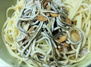 Foto principal de Espaguetis con gulas, ajo y guindilla