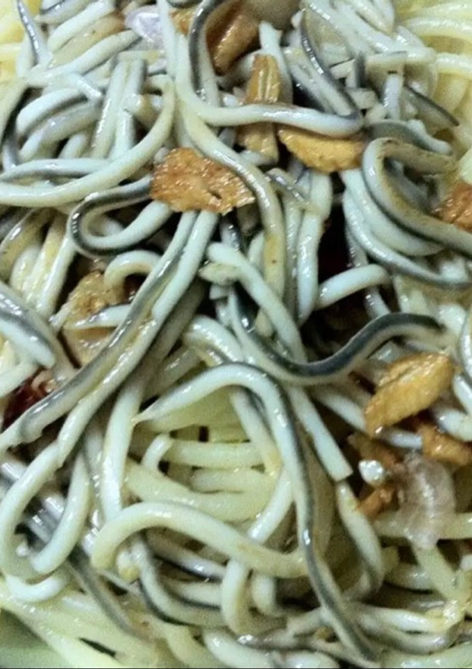 Una foto de Espaguetis con gulas, ajo y guindilla