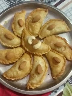 मावा गुजिया (mawa gujiya recipe in Hindi) रेसिपी मुख्य फोटो