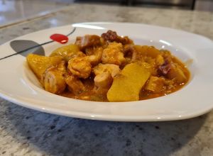 Foto principal de Guiso de pulpo con langostinos y patatas