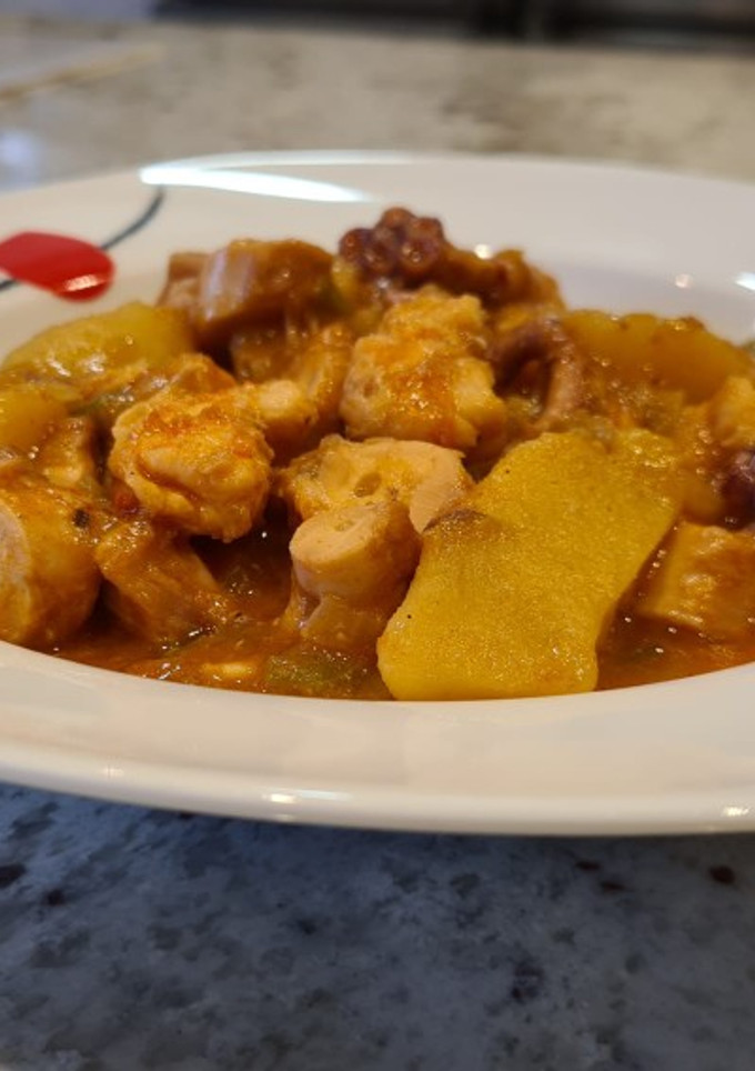 Una foto de Guiso de pulpo con langostinos y patatas