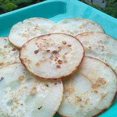 A picture of Goad poale (sweet rice semolina pancakes).