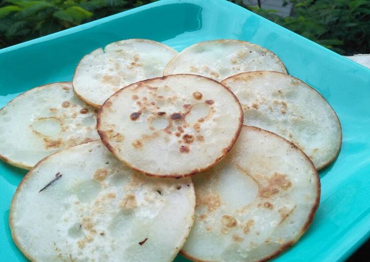 Recipe of Award-winning Goad poale (sweet rice semolina pancakes)
