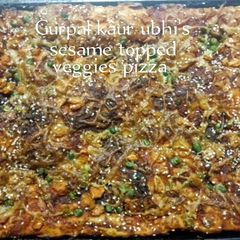 Sesame topped veggies pizza 🍕🥕🫑🍅 A picture of Sesame topped veggies pizza 🍕🥕🫑🍅.