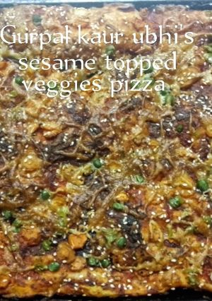 A picture of Sesame topped veggies pizza 🍕🥕🫑🍅.