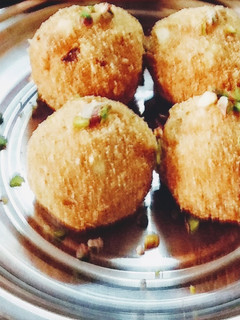 सुजी खोया के लड्डू (suji khoya ke ladoo recipe in hindi) रेसिपी मुख्य फोटो