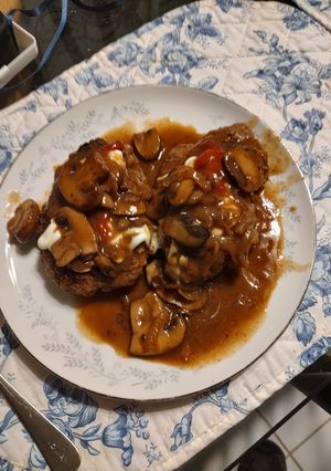 A picture of Salisbury steak, doesn't need any more 'splaning!.