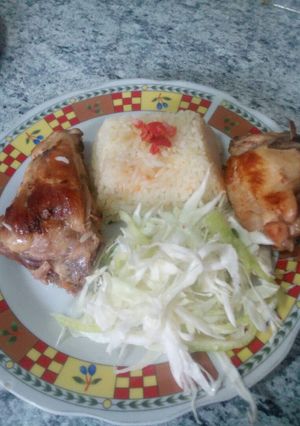 Una foto de Ensalada con pollo dorado