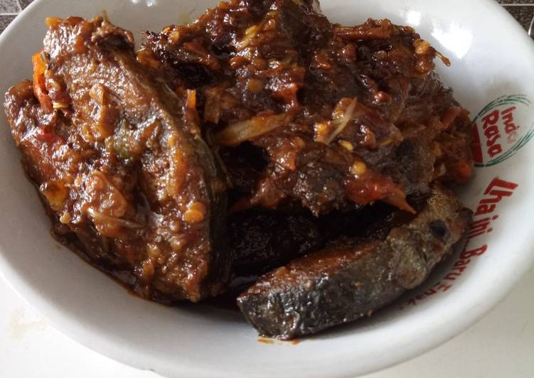 Ikan tongkol bumbu balado