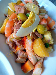 Una foto de Ensalada templada de patatas con langostinos y atún en conserva
