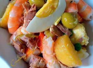 Una foto de Ensalada templada de patatas con langostinos y atún en conserva