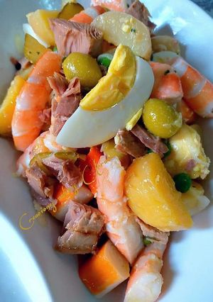 Foto principal de Ensalada templada de patatas con langostinos y atún en conserva
