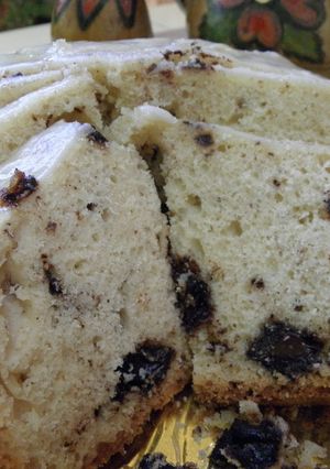 Una foto de Torta budín de yogurt, crema y trocitos de chocolate