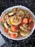 52. Ensalada de fruta con yogurt y miel (postre)