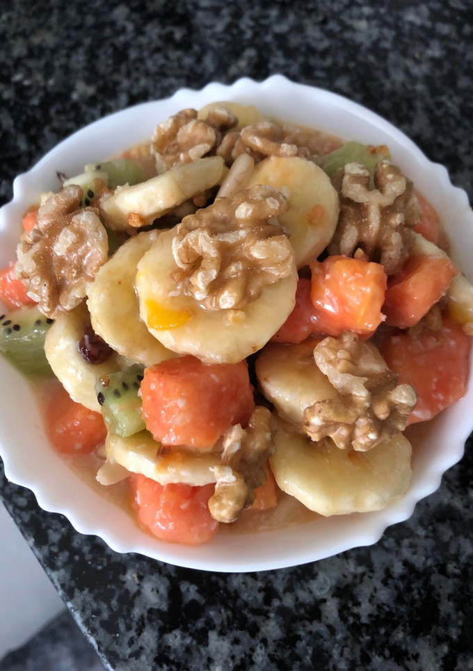 Una foto de 52. Ensalada de fruta con yogurt y miel (postre)
