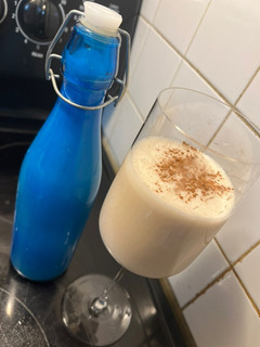 Una foto de Coquito tradicional