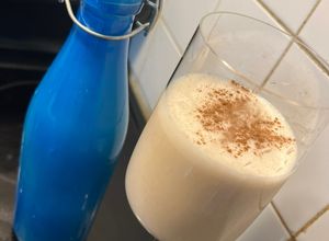 Una foto de Coquito tradicional