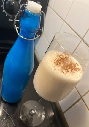 Una foto de Coquito tradicional