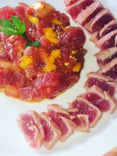 Una foto de Tartar de atún y mango