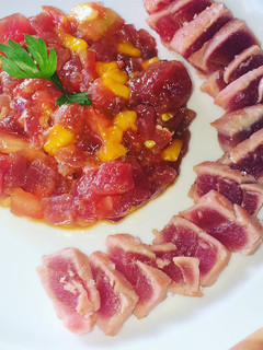Una foto de Tartar de atún y mango