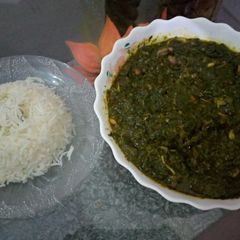 A picture of Degi style Palak gosht with white rice.