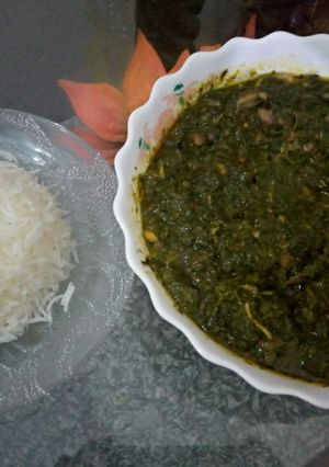 A picture of Degi style Palak gosht with white rice.