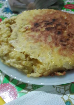 Una foto de Tortilla de papa rellena de jamón y queso