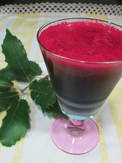 Una foto de Licuado de remolacha con manzana Golden y pencas de apio