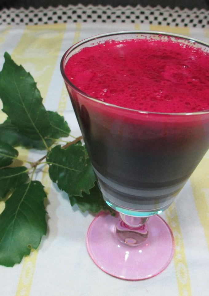 Una foto de Licuado de remolacha con manzana Golden y pencas de apio